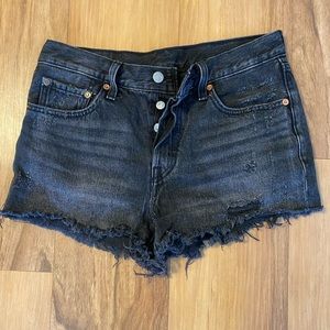 Mid rise Levi denim shorts